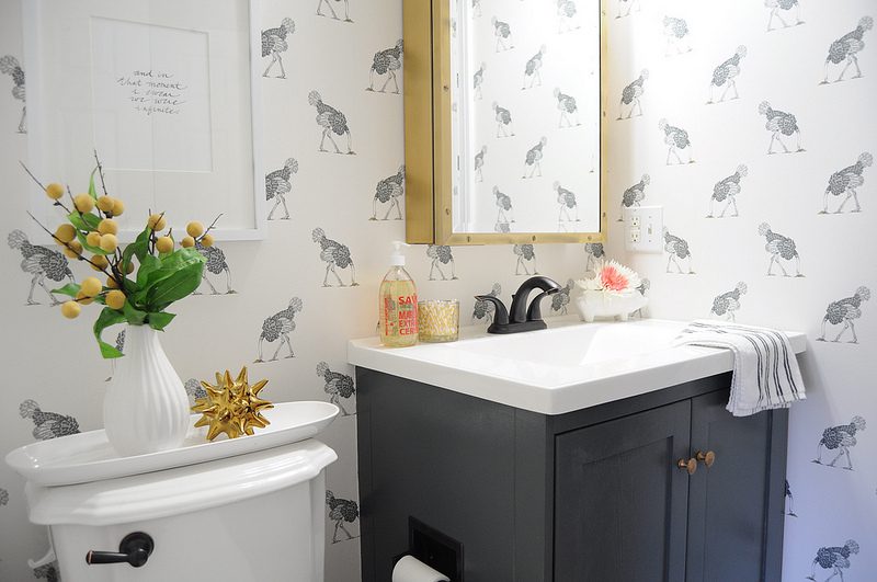 Mała łazienka – sprytne triki, dzięki którym dobrze urządzisz przestrzeń